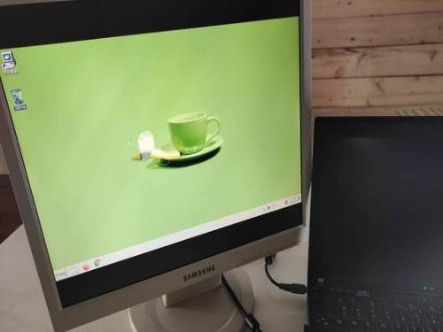 超薄联想笔记本电脑和三星17寸液晶显示器两样一起转